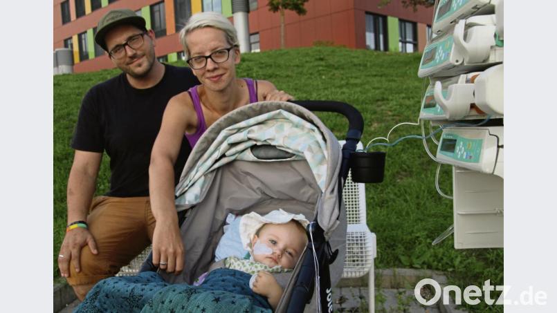 Timo Stamminger mit seiner Verlobten Ilona Becker und Töchterchen Louisa vor dem Elternhaus der Regensburger Kinderklinik: Das kleine Mädchen hat einen Gehirntumor. Die Neustädter geben den Kampf nicht auf. Bild: jrh