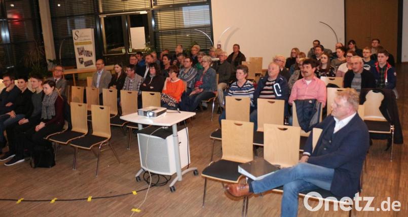 Viele Interessenten waren aus Kaibitz und Löschwitz nach Kemnath ins Foyer der Mehrzweckhalle gekommen. Bild: rpp