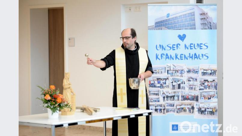Unter dem Leitspruch „Das Herz befehle“ des Ordensgründers segnete Pater Thomas den Neu- und Erweiterungsbau. Bild: Claudia Seitrz/exb