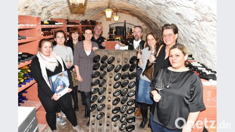 Im Weinkeller des Landhotels Weißes Roß stießen die Teilnehmer des Seminars und die Dozentin mit Hotelier Hans-Jürgen Nägerl auf ein erfolgreiches Seminar an. Bild: no