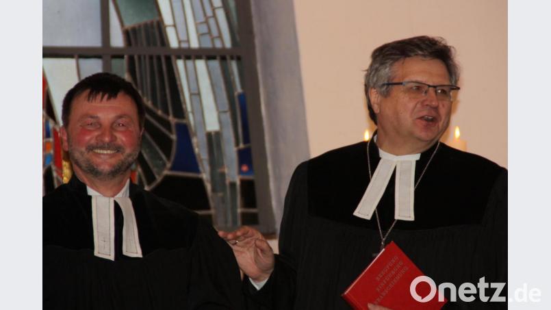 Der neue evangelische Pfarrer Pfarrer Alfredo Malikoski (links) mit Dekan Karlhermann Schötz. Bild: sam