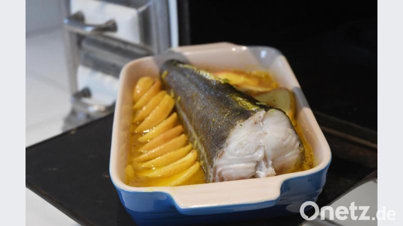 Mit Äpfeln und Weißwein kommt der Fisch am Stück in den Backofen. Dazu passen Reis oder Kartoffeln. Bild: Gabi Schönberger