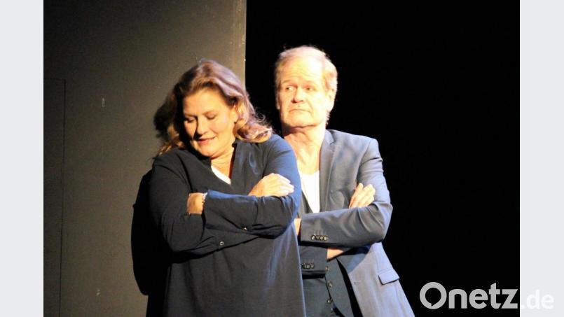 Eine Liebesgeschichte - 42 unterschiedliche Möglichkeiten des Endes: Konstellationen ist ein grandioses Stück von Nick Payne über die Unendlichkeit im Paralleluniversum. Suzanne von Borsody und Guntbert Warns spielen Marianne und Roland im Stadttheater Amberg. Bild: Dagmar Williamson