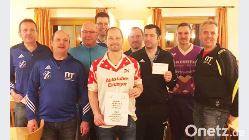 Zur Siegerehrung versammelt sind die Spielführer, die Hauptorganisatoren Georg Graf (Zweiter von links) und Thomas Dirler (Dritter von links) sowie der Vorsitzende des SVI, Martin Luber (Vierter von rechts). Bild: no