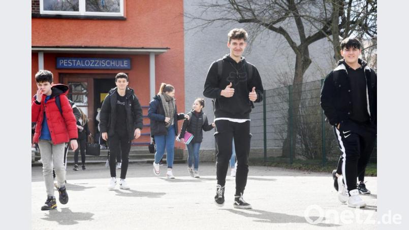 Strahlende Gesichter zum Schulschluss am Freitag an der Pestalozzi-Mittelschule in Weiden. Bis zu den Osterferien heißt das für die Schüler jetzt allerdings nicht Däumchen drehen, sondern Zuhause lernen. Bild: Gabi Schönberger