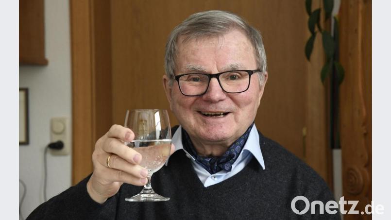 Altlandrat Hans Wagner erhebt sein Glas. Am Wahlsonntag hat er dazu allen Grund, denn er feiert seinen 85. Geburtstag. Besonders freut er sich, dass er diesen besonderen Tag im Kreise seiner Lieben verbringt: mit Ehefrau Irene, den vier Kindern Christine, Susanne, Elisabeth und Johannes und deren Familien. Bild: Petra Hartl