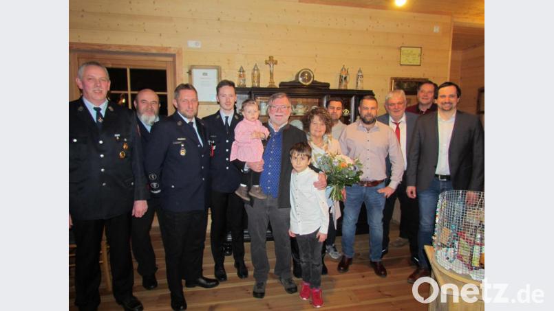 Der Jubilar im Kreise der Vereinsvertreter mit Ehefrau Tanja, den Söhnen Holger und Benjamin sowie den Enkelkindern Valentin und Emma. Bild: is