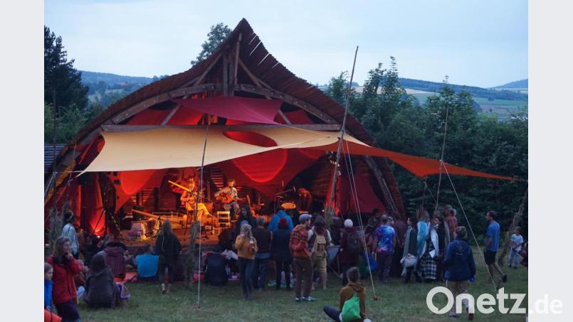 Mittelpunkt des dritten „Love and Peace gathering“ vom 10. bis 13. Juli wird wieder die geschwungene Holzbühne sein. Zum erstmaligen Treffen der europäischen Vereinigung von Ökodörfern werden Hunderte von Teilnehmern erwartet. Bild: eib