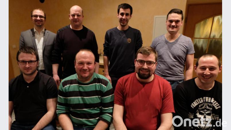 Der Steyr-Club Floß geht mit Mut und Zuversicht die kommenden Herausforderungen und das Jubiläumsjahr 2021 mit einer neuen Mannschaft an. Sitzend von links: Kassier Maximilian Bär, Vorsitzender Wolfgang Bock, zweiter Vorsitzender Matthias Stahl und Schriftführer Tobias Witt. Stehend von links: Steuerberater Andreas Gierisch, Revisor Joachim Wagner, Beisitzer Johannes Pröls und Beisitzer Andreas Bär. Bild: le