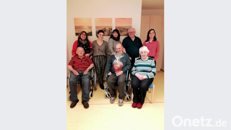 Verantwortung im Senioren-Servicehaus übernehmen (vorne, von links) August Heinl, Karl Zetlmeisl, Irene Heinl, (hinten, von links) Iris Riedl, Natalja Kiel, Anja Michl, Lutz Wuttke und Regina Brum Bild: exb