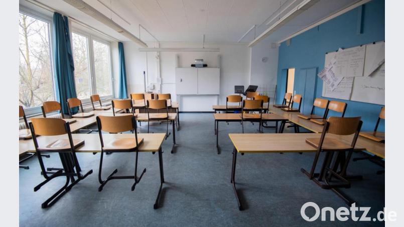 Die Schulen in Neunburg vorm Wald bleiben vorerst geschlossen. Symbolbild: Julian Stratenschulte/dpa