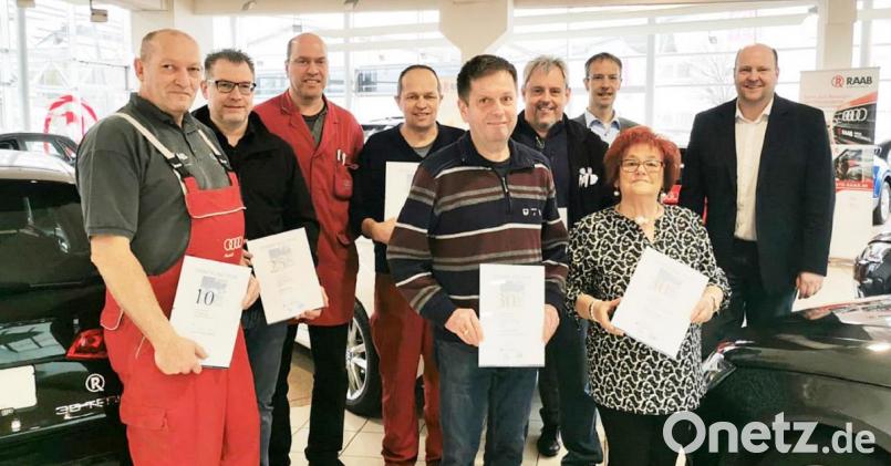 Thomas Binner (rechts) und Berthold Raab (Dritter von rechts) ehren Jürgen Seider, Bernhard Nickl, Bernd Lehner, Josef Panzer, Reinhold Göring, Thomas Lindner und Roswitha Suttner (von links) für ihre langjährige Betriebszugehörigkeit. Bild: lst