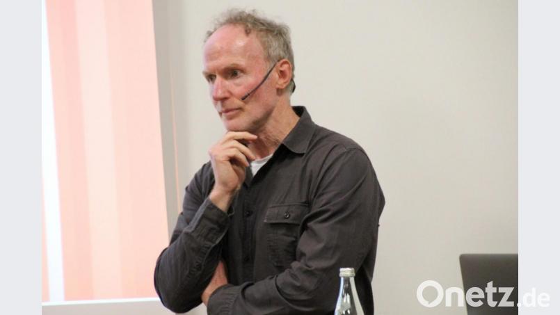 Referent Professor Wolfgang Buermann spricht im vollbesetzten Dieter-Betz-Saal. Bild: fsb