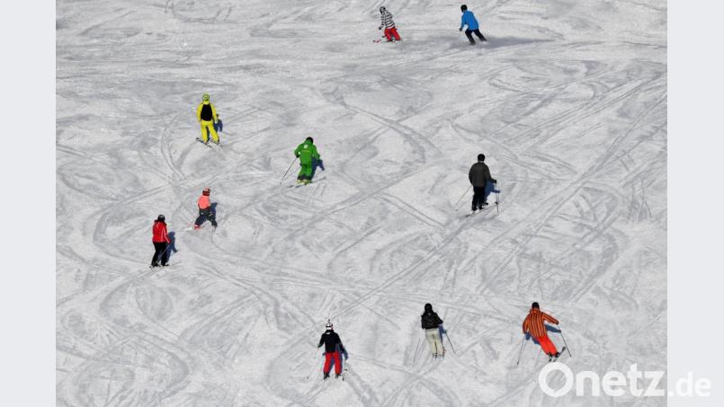 Skifahrer fahren bei Sonnenschein auf einer Skipiste. Foto: Angelika Warmuth/dpa/Archivbild Bild: Angelika Warmuth