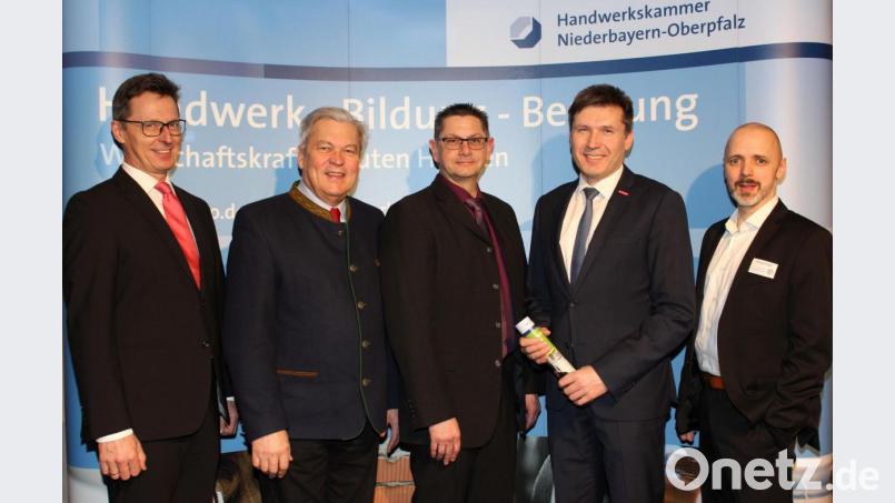 Wie schützt man seinen Betrieb vor Cyber-Attacken und auf welche rechtlichen Vorschriften muss man im Netz achten: Darüber sprachen in Amberg (von links) HWK-Rechtsberater Reinhard Gaber, HWK-Vizepräsident Gerhard Ulm, Hauptkommissar Peter Merold von der Kriminalpolizei Amberg, HWK-Bereichsleiter Wolfgang Reif und Hauptkommissar Thomas Pregler vom Bayerischen Landeskriminalamt. Bild: HWK/Brandl/exb