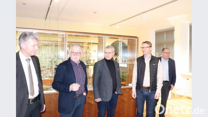 Benno Krottenthaler (Zweiter von links) führt Stephan Meindl, Matthias Kunz und Bürgermeister Lothar Müller zusammen mit Manfred Kopp durch die Glasausstellung. Bild: flt