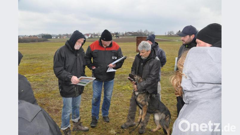 Hundesichtung und -körung mit Dr. Helmut Raiser (links) bei der Ergebnisbesprechung. Bild: ak