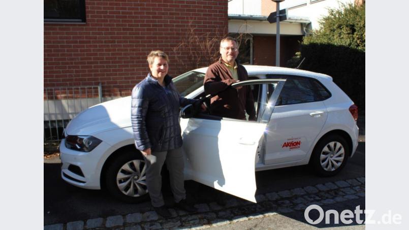 Bei der Übergabe des Autos (von links): Katrin Panek, Geschäftsführerin der Lebenshilfe Amberg-Sulzbach, und Stefan Herold, Fahrdienstleiter. Bild: Ehbauer, Theresa