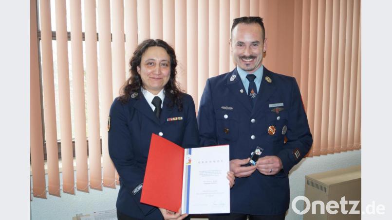 Kreisjugendwartin Mirjam Schuller zeichnet Jugendwart Christian Robl für seine 15-jährige vorbildliche Nachwuchsarbeit in der Feuerwehr Schirmitz mit Urkunde und Ehrennadel in Silber der Jugendfeuerwehr Bayern aus. Bild: du