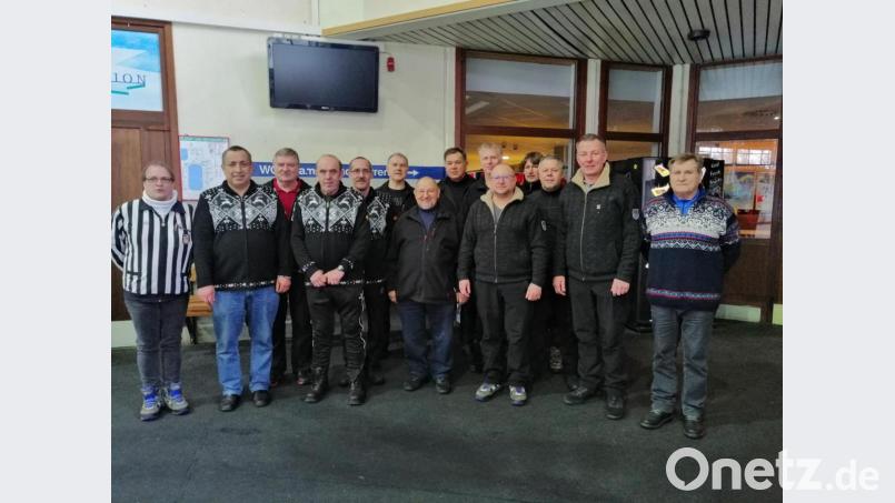 Die Eisstockschützen haben den letzten Saisonwettkampf bestritten: (von links Schiedsrichterin Michaela Hausner, der FC Kaltenbrunn, die SV Grafenwöhr, der ASV Waldsassen und Wettbewerbsleiter Klaus Horn Bild: .gmü