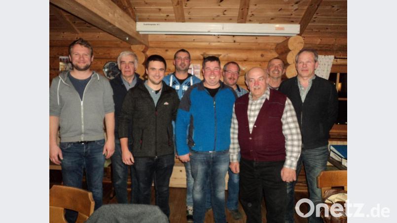 Die Jagdgenossen um den Vorsitzenden Hermann Josef Bierler (rechts) haben ein weitgehend neues Vorstandsgremium gewählt. Bild: ksi