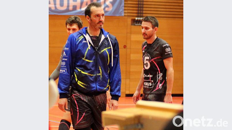 Jan Liebscher, Vorsitzender und Trainer der VGF Marktredwitz, bangt mit seiner Mannschaft um den eigentlich bereits feststehenden Aufstieg in die 3. Liga. Nach dem vorzeitigen Saisonende im deutschen Volleyball weiß niemand, ob die Spielzeit überhaupt gewertet wird. Bild: FOTO PERZL