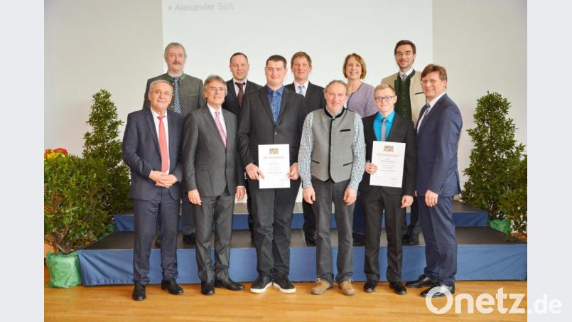 Regierungspräsident Axel Bartelt (1. Reihe, 2. v.li.) mit Absolventen und Ehrengästen Bild: exb/Regierung der Oberpfalz / Kammermeier