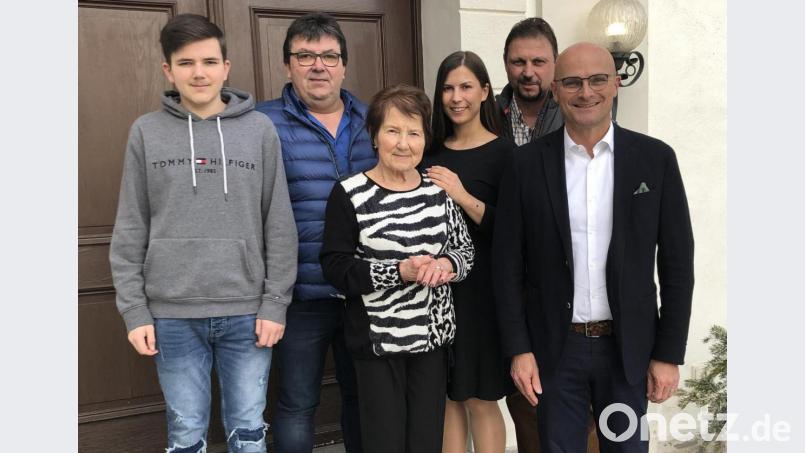 Die Jubilarin feierte zusammen mit einem Teil der Familie und Bürgermeister Maximilian Beer (rechts) ihren 80. Geburtstag. Bild: sns