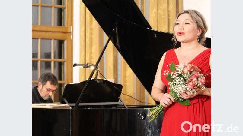 Das Publikum bedankt sich bei den Ausführenden Tamara-Raphaela Hirschmann (Sopran und Konzept) und Peter Pollinger (Klavier und Texte). Bild: exb