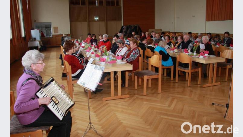 Musikalisch begleitet wurde der Nachmittag im Jugendheim von Cilli Wittmann aus Friedenfels. Bild: wro