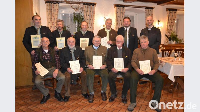 Vorsitzender Christian Ertl (zweite Reihe, Zweiter von rechts) und 2. Vorsitzender Sascha Freymann (zweite Reihe, rechts) ehrten treue Mitglieder. Bild: gi