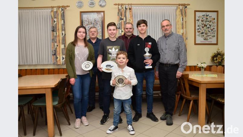 Im Nachwuchsbereich kommt Emilio Sauer (vorne) mit mehreren Preisen eine Sonderstellung zu. Kreisvorsitzender Rainer Bauer (rechts) gratuliert dazu. Bild: fjo