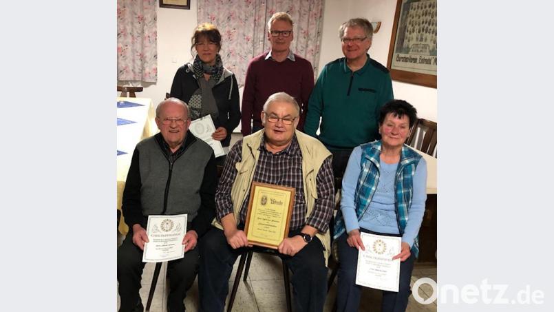 Vorsitzender Klaus-Hannes Kahler (hinten rechts) und stellvertretender Vorsitzender Hugo Diehl (hinten Mitte) ernennen Werner Paulus (vorne Mitte) mit Urkunde zum Ehrenvorsitzenden. Sie zeichneten Cornelia Gurdan (hinten links), Hedwig Geyer (vorne rechts) und Alfred Schaller (vorne links) für langjährige Treue zum OWV mit Ehrennadel und Urkunde aus. Bild: knh