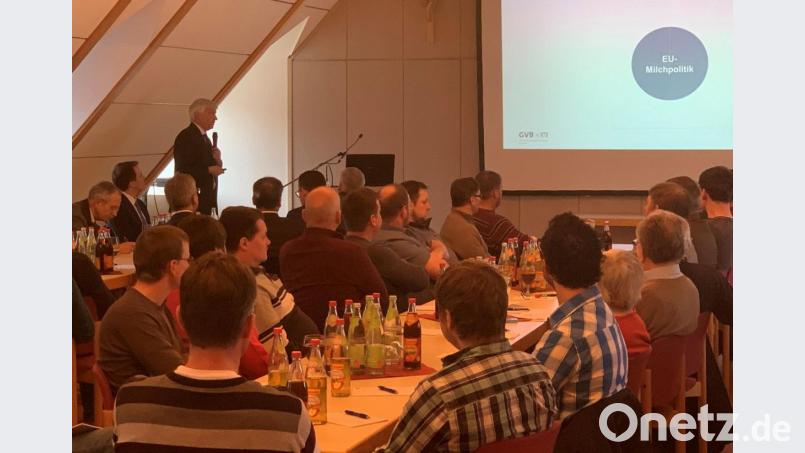 Referent Ludwig Huber (vorne links, stehend) vom Genossenschaftsverband Bayern referierte beim neunten Agrarforum. Bild: mez