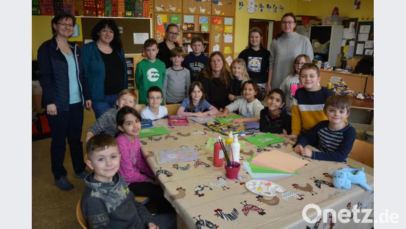 42 Kinder sind derzeit in der Ganztagsbetreuung angemeldet. Im Bild eine Gruppe beim Basteln und Malen für das Osterfest zusammen mit Sonja Foxworthy, der scheidenden Leiterin Nicole Völkl, Jenifer Bartl und Praktikantin Manija Mandic (hinten, von links) sowie der neuen Leiterin Cornelia Firneis (sitzend Mitte). Bild: jr