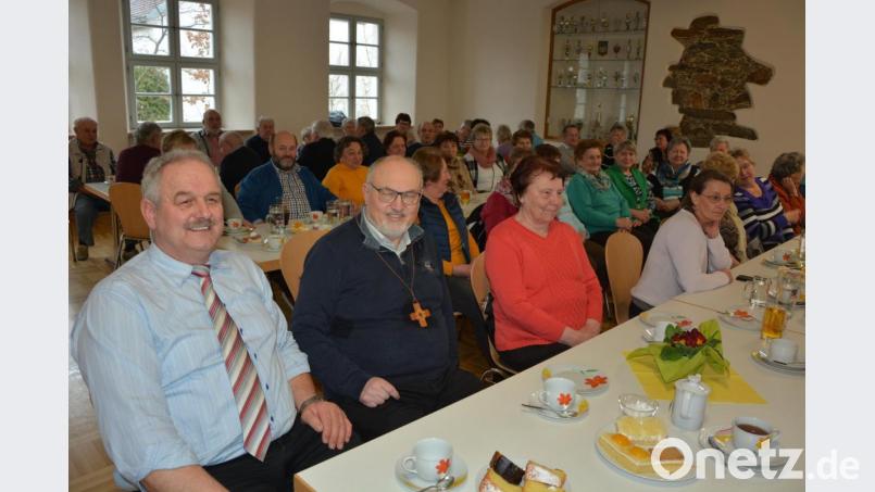 Pfarrer Anton Witt (Zweiter von links) unterhielt die Besucher des Seniorentreffs mit Liedern und Geschichten aus seiner Jugend. Mit dabei war auch Bürgermeister Johann Burger (links). Bild: jr