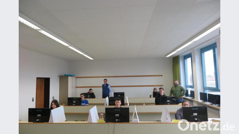 Die beiden Fachoberlehrer Mathias Frischholz und Thomas Fütterer (hinten von links) führten Aufsicht bei der freiwilligen Abschlussprüfung im Fach Informationstechnologie. Bild: jzk