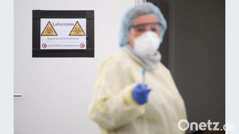 Bei zwei weiteren Personen in Weiden war der Test auf Covid-19 positiv. Unser Bild zeigt eine Mitarbeiterin in einem Corona-Abstrich-Zentrum an der Messe Stuttgart. Symbolbild: Sebastian Gollnow/dpa