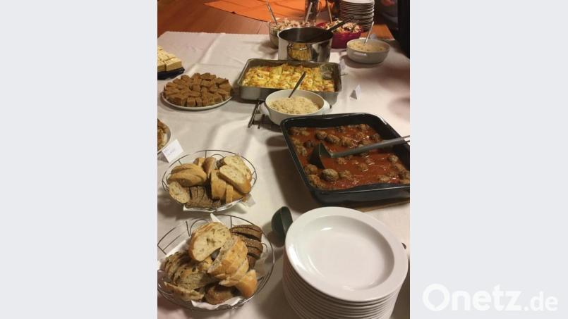 Nach Rezepten aus Simbabwe gibt es beim Weltgebetstag unter anderem Hackbällchen und einen Auberginen-Kartoffel-Auflauf. Bild: gz