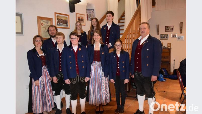 Eine ganze Reihe von Musikern wurde für langjähriges Musizieren ausgezeichnet. Dazu gratulierten Dirigentin Anja Paulus (links) und Trachtenkapellenvorsitzender Markus Mitschke (rechts). Bild: bö