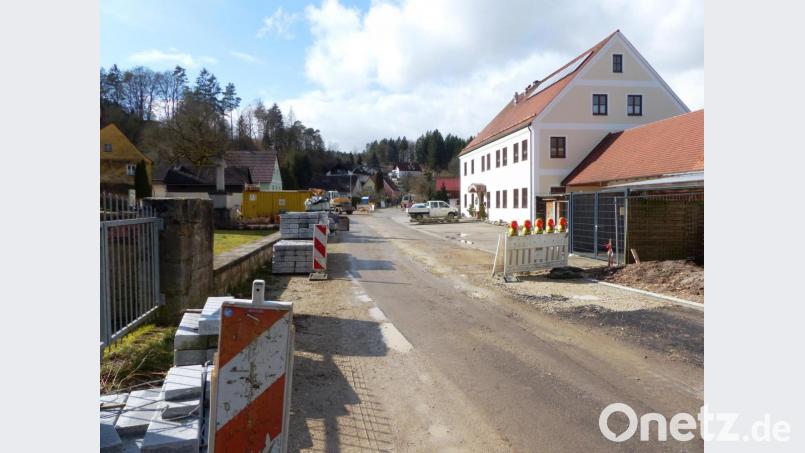 Die St.-Martin-Straße in Pfaffenhofen zwischen Wirtshaus und Kirche wird demnächst wegen weiterer Bauarbeiten gesperrt. Bild: jp