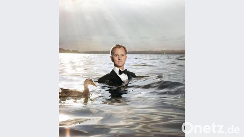 Max Raabe steht das Wasser zwar noch nicht bis zum Hals. Wegen des Coronavirus' geraten nun aber auch seine Terminpläne ins Schwimmen. Bild: exb/Gregor Hohenberg
