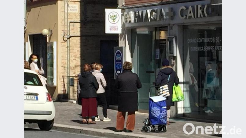 Die Bürger von Macerata brauchen zurzeit Nerven. Zwar haben sie dank landesweitem Ausgehverbot Zeit, vor Apotheken, die so ziemlich als einzige Geschäfte geöffnet haben, ist trotzdem Geduld gefragt. Bild: exb/Andrea Mozzoni