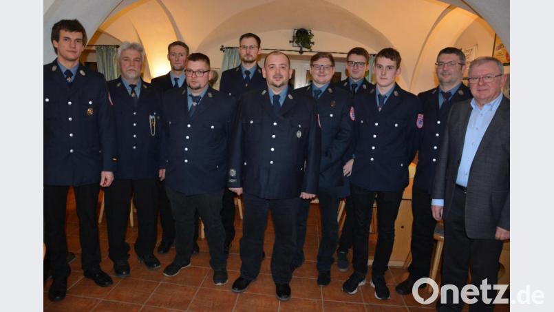 Neuwahlen standen bei der Feuerwehr Groschlattengrün an. Im Bild (von links) Kommandant Stefan Heinl, stellvertretender Kommandant Richard Hess, Andreas Fuchs, Manuel König, Christoph Fuchs, der neue Vorsitzende Markus Spörrer, René Bauer, Alexander Hein, Maximilian Renner, Johannes Wohlrab und Bürgermeister Ernst Neumann. Bild: jr