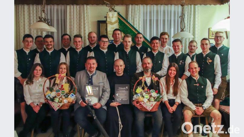 Bürgermeister Markus Ludwig und Pater Rafau (vorne, Dritter und Vierter von links) stehen der KLJB Störnstein für das Festwochenende zum 111-jährigen Jubiläum als Schirmherr und Ehrenschirmherr zur Seite. Bild: bgm