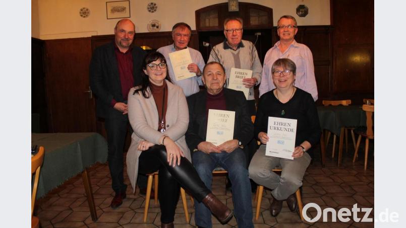 Die Bezirksvorsitzende Katja Meidenbauer (links) und Kreisvorsitzende Ulrike Holl (rechts) ehren bei der Jahreshauptversammlung des BLLV Neustadt langjährige Mitglieder für ihre Treue zum Bayerischen Lehrerinnen- und Lehrerverband. Bild: exb