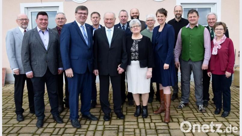 Seinen 80. Geburtstag feierte in den vergangenen Tagen der Ehrenbürger des Marktes Schmidmühlen, Alfons Weigert (Mitte, rechts neben ihm seine Frau Maria), im Kreis seiner Familie und einer großen Gratulantenschar im Dorfgemeinschaftshaus. Bild: bö