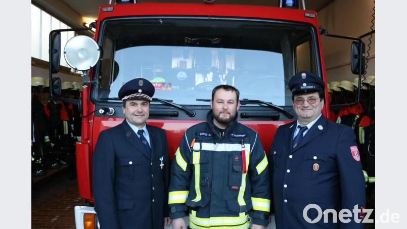 Bei der Feuerwehr bekommt (von links) Vorsitzender Bernd Pilhofer einen neuen Vize in Alexander Gössl. Rechts Kommandant Richard Leißner. Bild: Jürgen Leißner