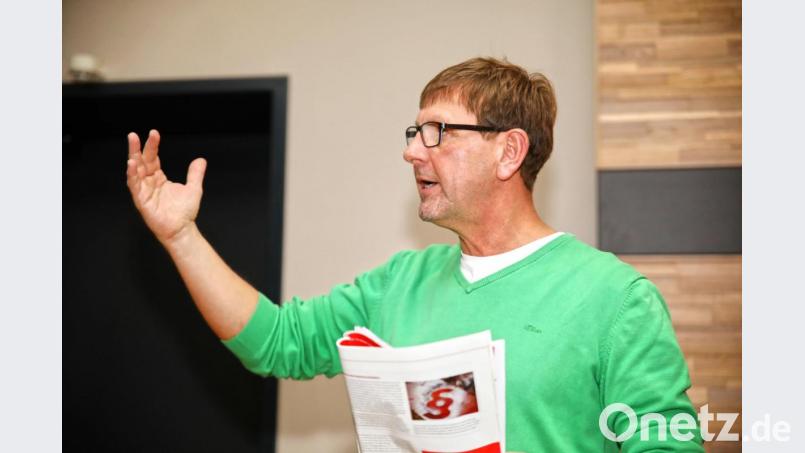 Bezirkskaminkehrermeister Richard Plößner informierte über das neue Klimapaket, insbesondere für Hausbesitzer. Bild: JOCHEN NEUMANN 
ERBENDORF