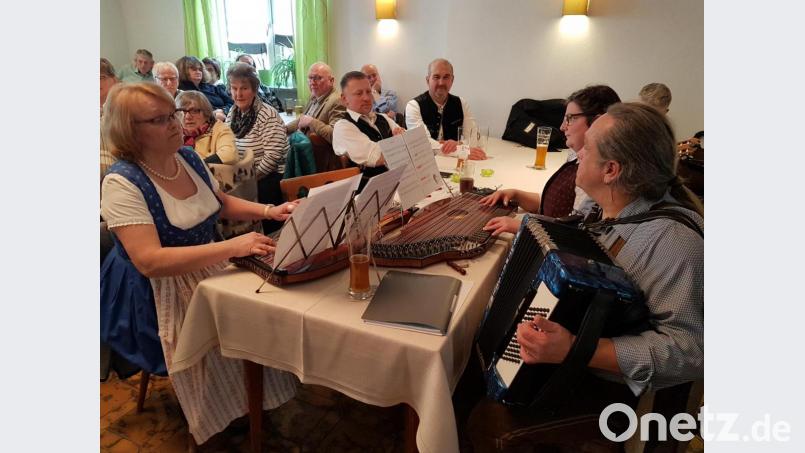 Premiere beim OWV Moosbach hatten die „FrischZelln“, bei denen Agnes Frischholz aus Tröbes mitspielt, mit gemütlichen Liedern. Bild: gi